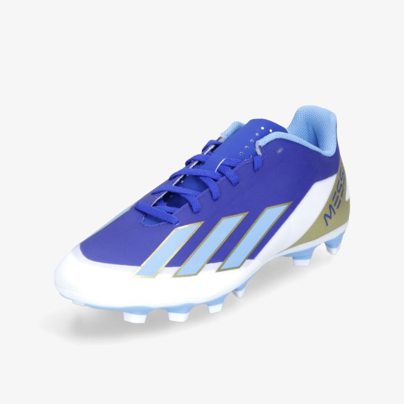 Blauer Fußballschuh mit weißen und silbernen Details, griffiger Sohle und komfortabler Passform, schräg vorne fotografiert