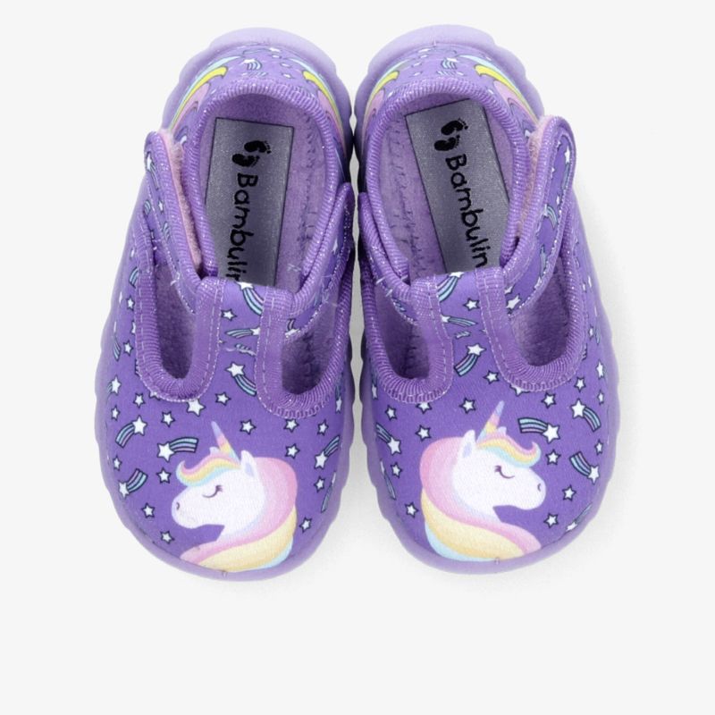 Bequeme lila Hausschuhe mit weichem Material, Einhorn und Sternmotiv, ideal für gemütlichen Komfort