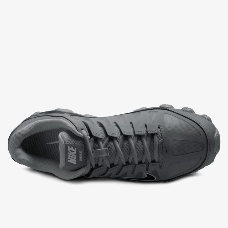 Schnittiger grauer Schuh mit robustem Design und bequemer Passform.