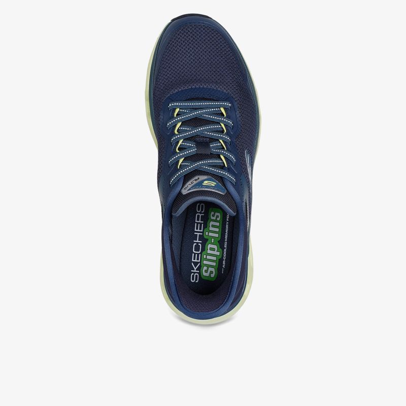 Bequemer, sportlicher Sneaker mit elastischem Material und rutschfester Sohle.