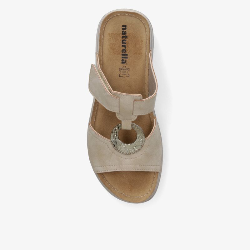 Beige Sandale mit stilvollem Riemchen und dekorativem Ringdetail, ideal für einen bequemen und modischen Look.