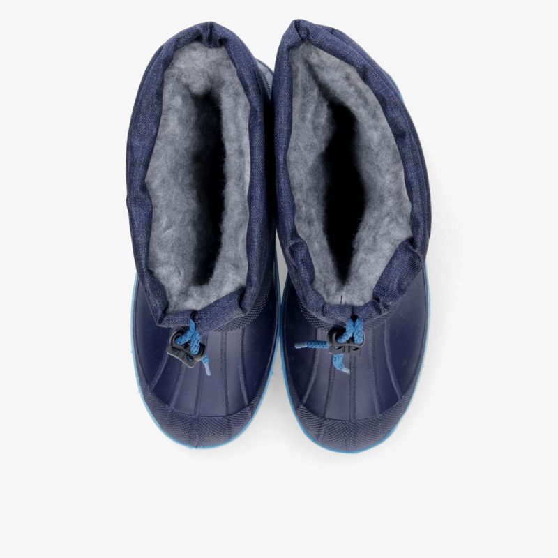 Wärmende dunkelblaue Boots mit weichem Innenfutter und rutschfester Sohle, ideal für kalte Tage.