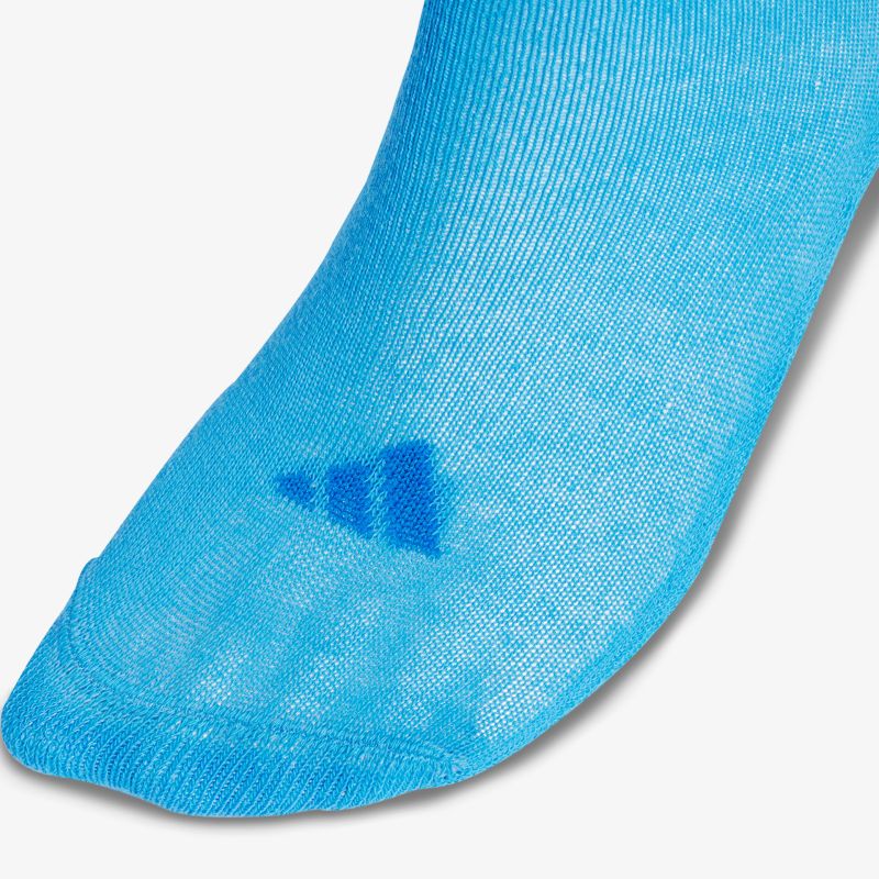 Detailaufnahme von blauem feinem Material mit Sicht auf strukturierten Stoff und Logo