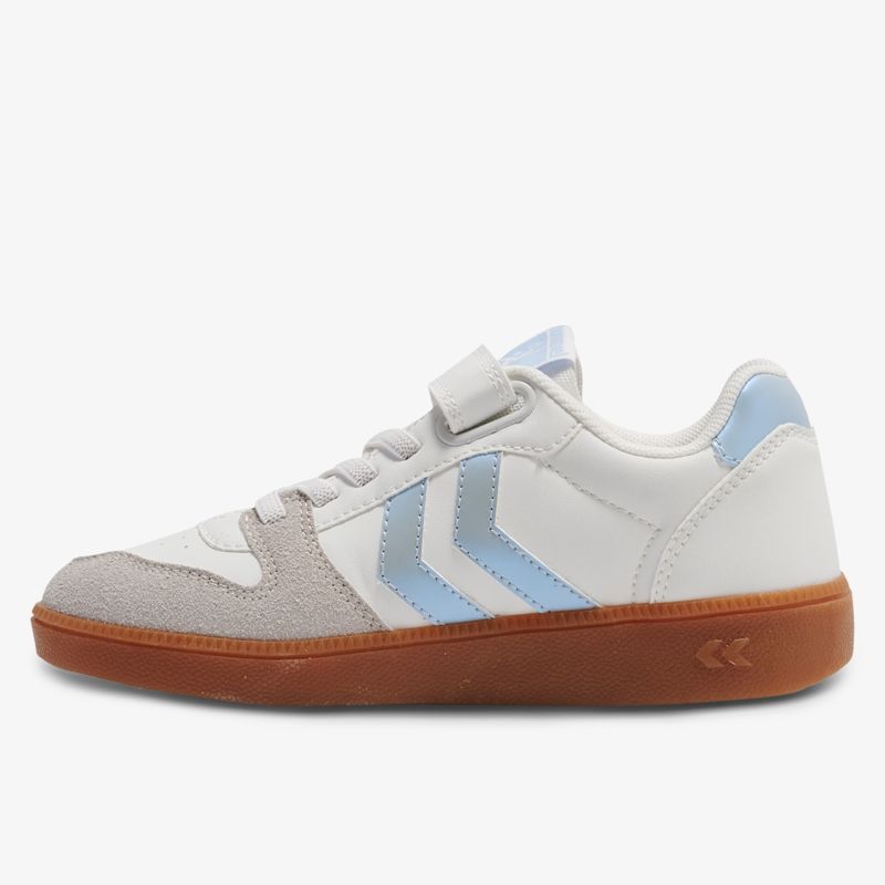 Bequemer Sneaker mit strapazierfähiger Gummisohle und klassischem Design, seitliche Ansicht