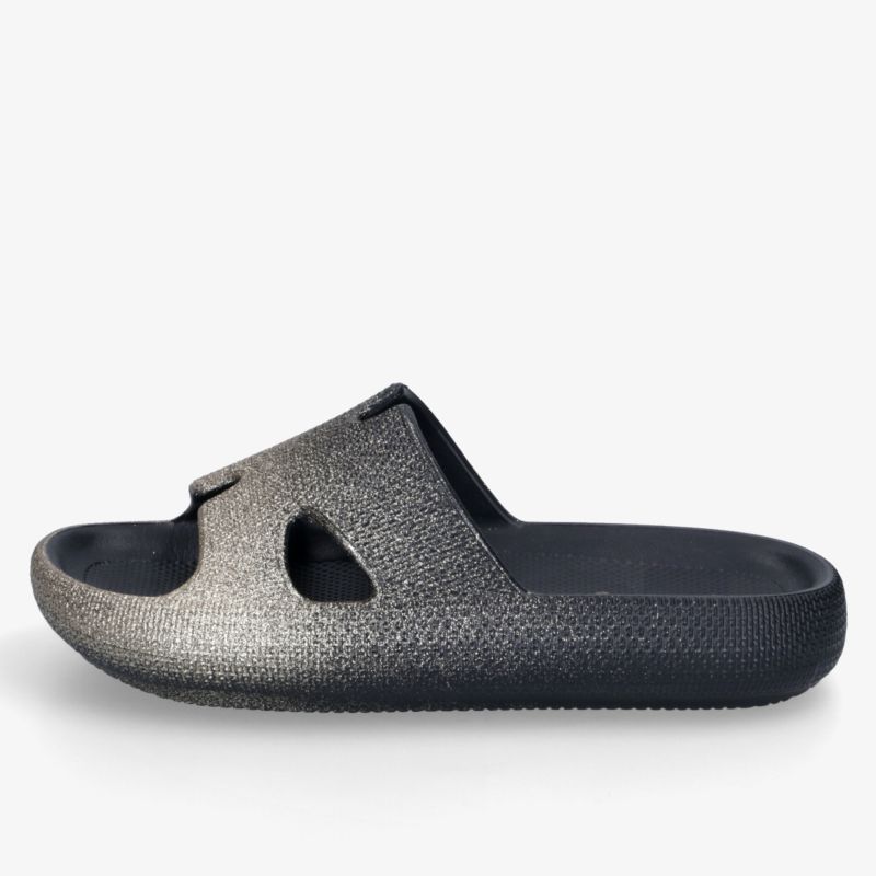 Seitenansicht eines schwarzen, ergonomischen Badslippers mit rutschfester Sohle und komfortablem Design