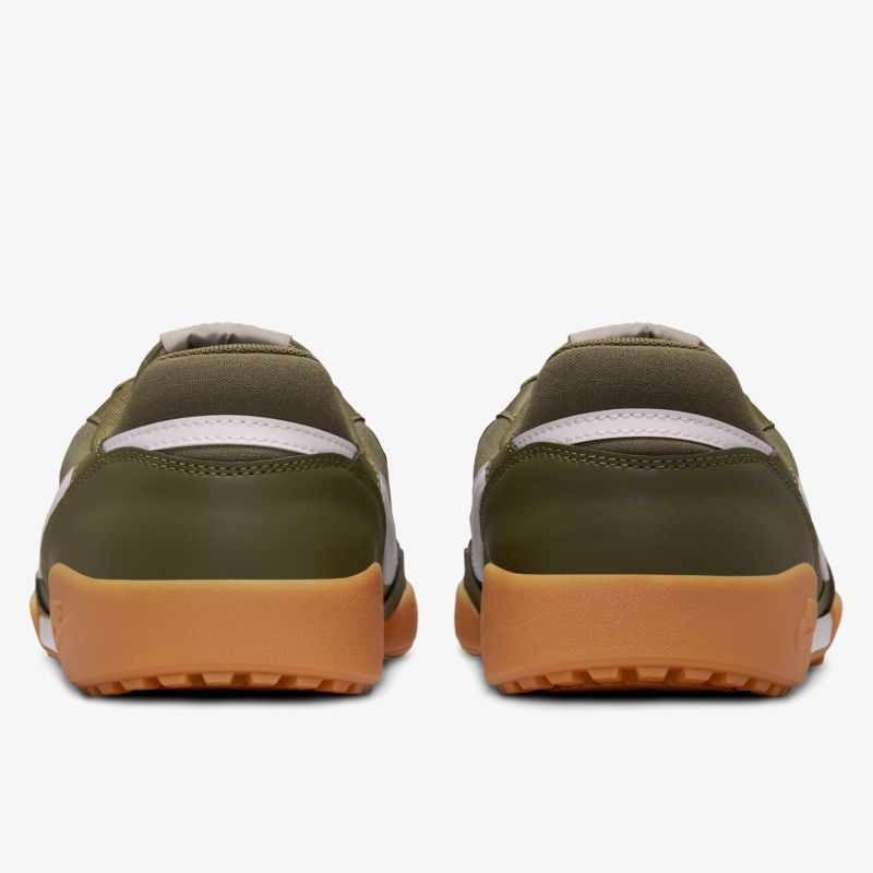 Rückansicht von robusten Schuhen mit rutschfester, brauner Sohle und strapazierfähigem Obermaterial