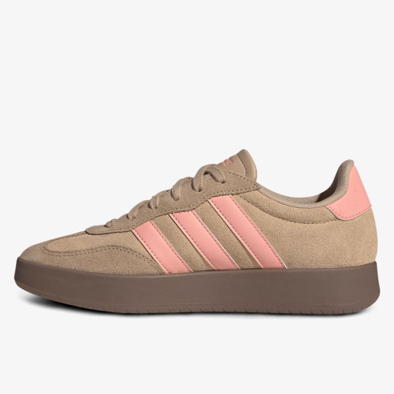 seitliche Ansicht des bequemen Sneakers mit stylischen pinken Streifen und brauner Sohle