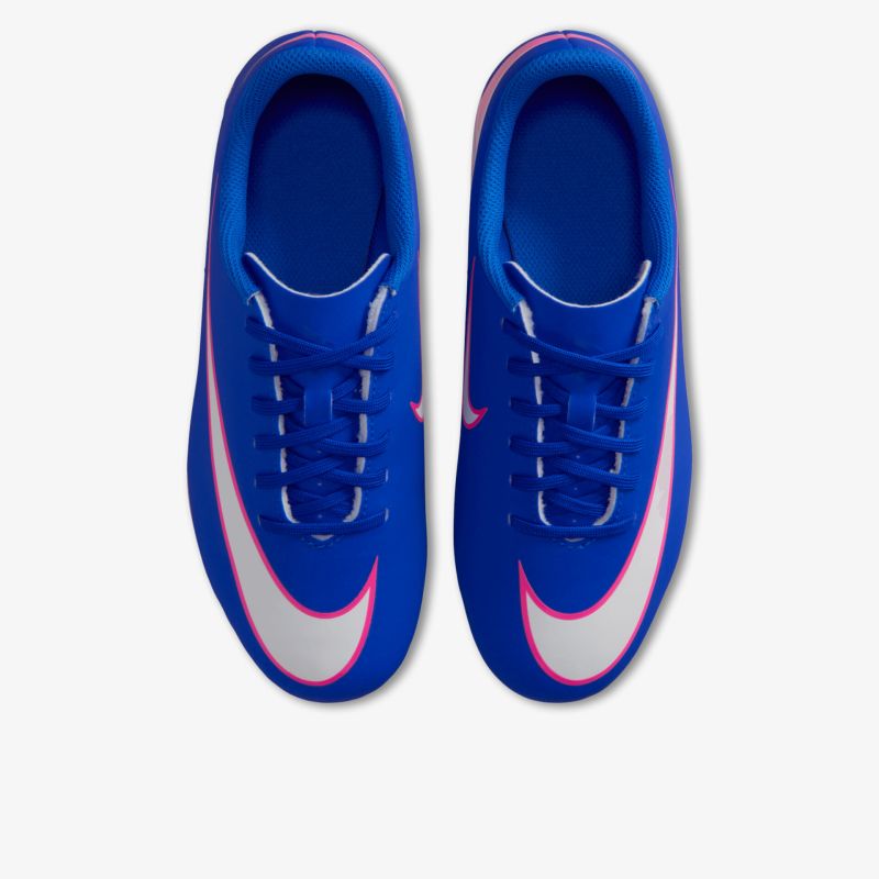 Moderne blaue Sportschuhe im Paar mit Schnürverschluss, bequeme und leichte Sneaker für sportliche Aktivitäten