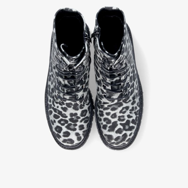 Robuste schwarze Stiefel mit auffälligem Leopardenmuster als Paar von oben fotografiert