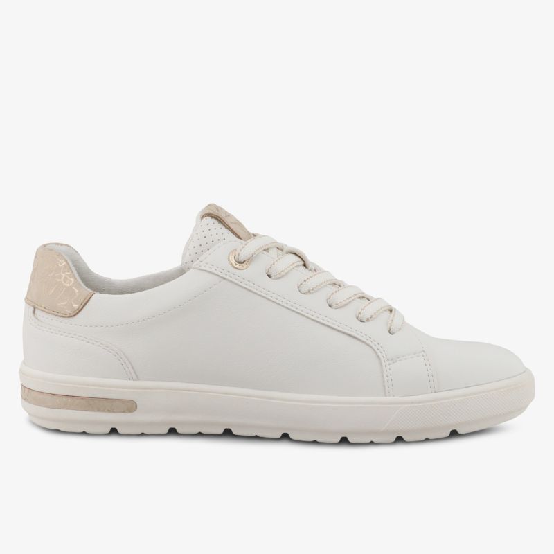 Moderner weißer Sneaker mit leichter Sohle und komfortabler Passform für vielseitigen Gebrauch
