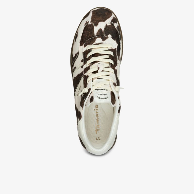 Moderner Sneaker mit auffälligem Muster und weißen Schnürsenkeln in sportivem Design von oben sichtbar