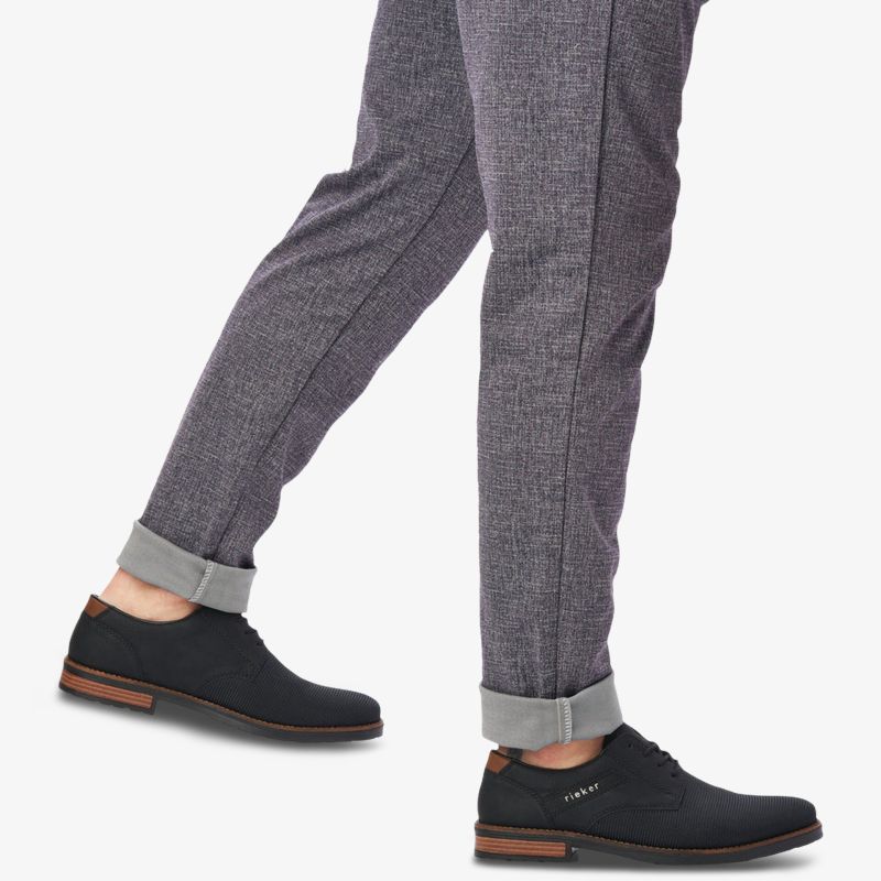 Elegante schwarze Schnürschuhe mit bequemer Passform und rutschfester Sohle, getragen am Fuß, seitliche Ansicht