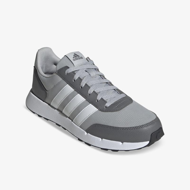 Moderner grauer Sneaker mit gepolstertem Schaft, atmungsaktivem Material und rutschfester Sohle, schräg vorne fotografiert