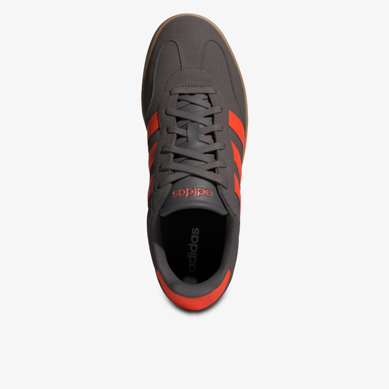 Eleganter Sportschuh mit komfortabler Passform und rutschfester Sohle in moderner Farbkombination