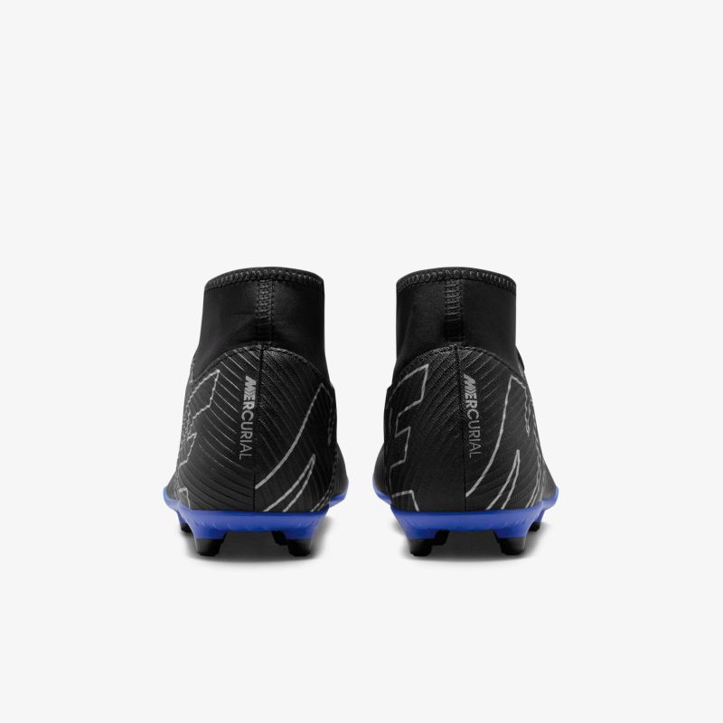 Sportliche schwarze Fußballschuhe mit blauem Profil, stabil und robust, Rückansicht, modernes Design für leistungsstarke Performance