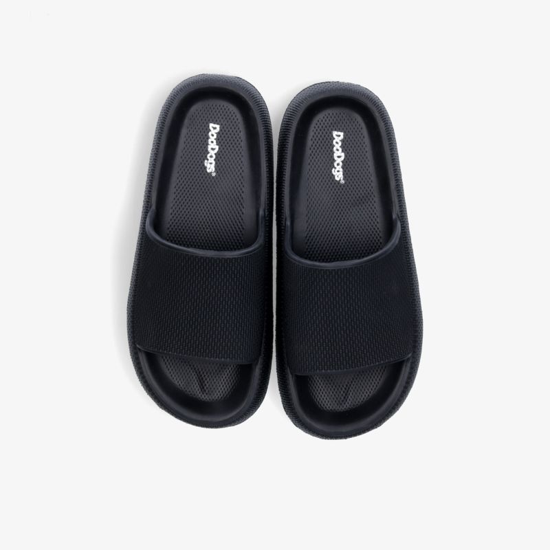 Bequeme schwarze Pantoffeln im Paar, weich gepolstert und rutschfest, ideal für angenehmen Tragekomfort zu Hause