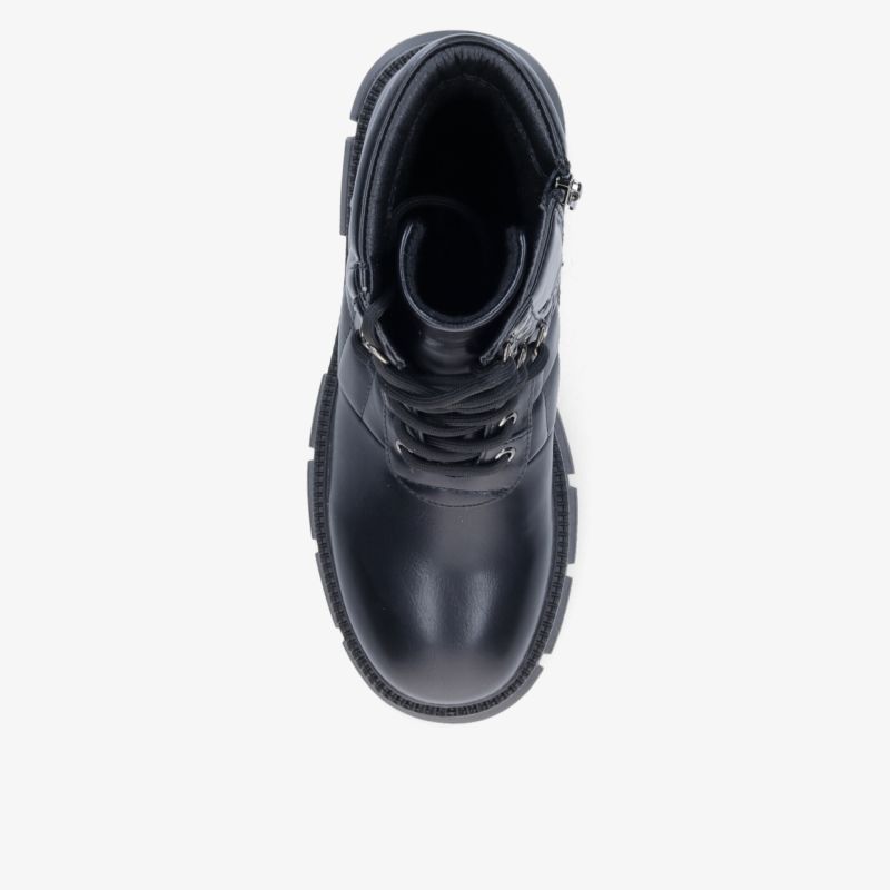 Robuster und stilvoller schwarzer Stiefel aus hochwertigem Material, ideal für kaltes Wetter und modisches Auftreten.