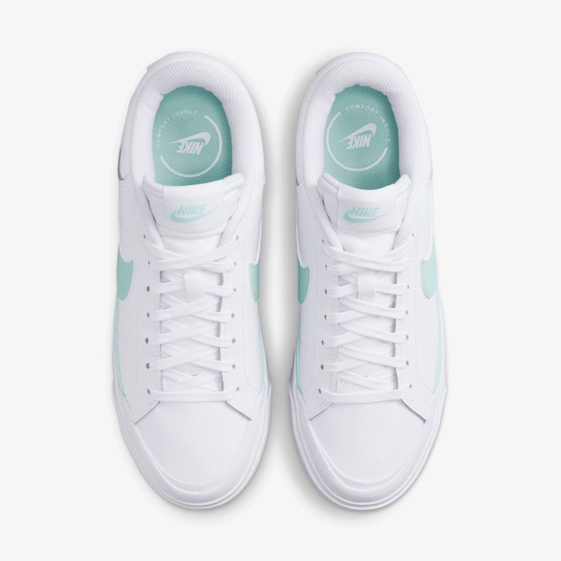 Weißes Sneaker-Paar aus bequemen, atmungsaktiven Material mit modernem, sportlichem Design, Draufsicht