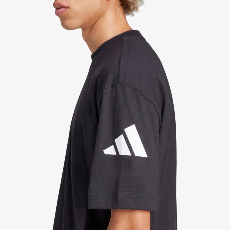 Schwarzes T-Shirt mit rundem Halsausschnitt und weißem adidas Logo am Ärmel, sportlich und bequem