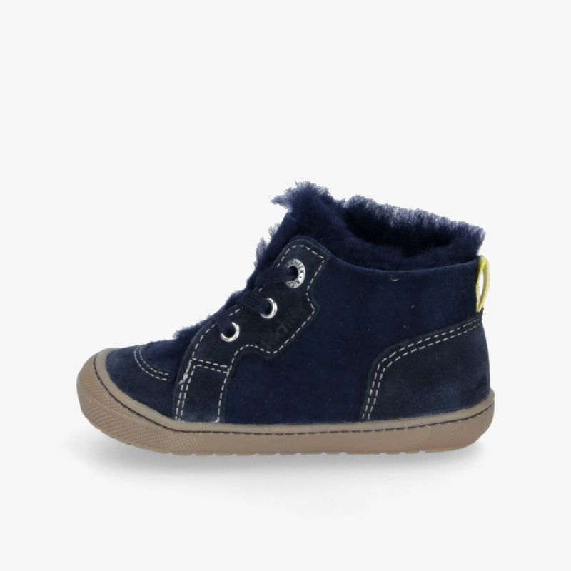 Seitlicheansicht eines blauen warm gefütterten Kinderschuhs mit rutschfester, flexibler Sohle und robustem Design