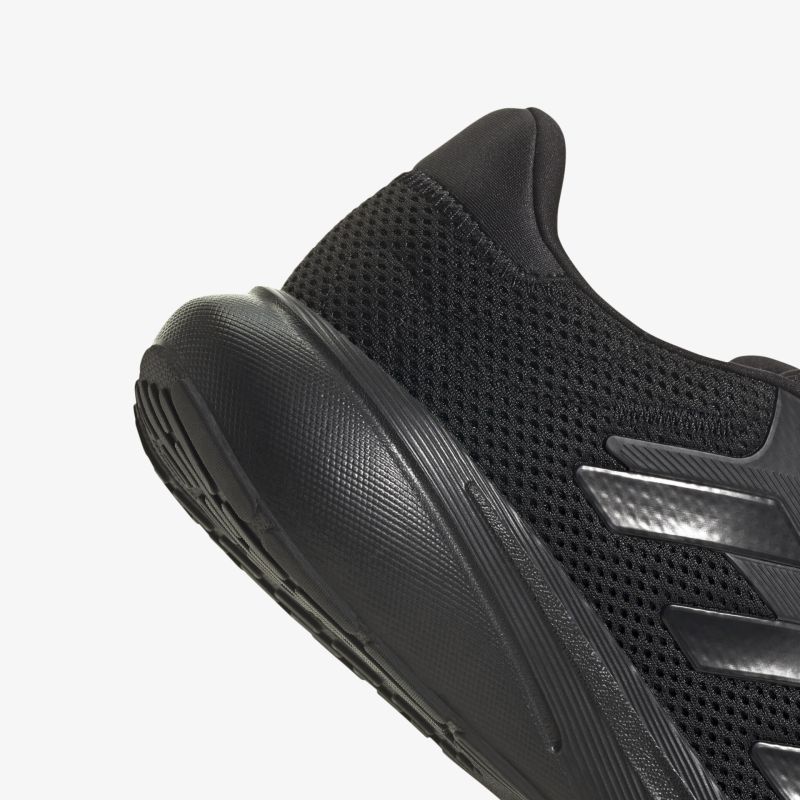 Schwarzer Sportschuh aus atmungsaktivem Material mit leichter, flexibler Bauweise und rutschfester Sohle
