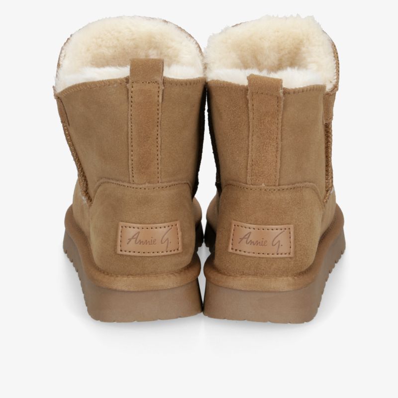 Klassische braune Winterstiefel mit weichem Innenfutter und robusten Sohlen für extra Komfort und Halt.