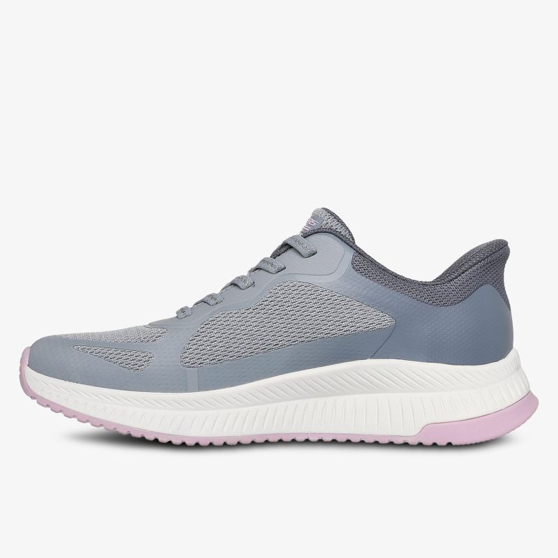Stylischer Sportschuh mit atmungsaktivem Obermaterial und rutschfester Sohle seitlich gezeigt.