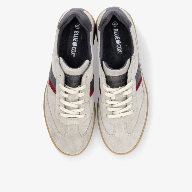 Bequeme beige Sportschuhe mit rotem Akzent in robuster Ausführung und rutschfester Sohle, bequem und langlebig
