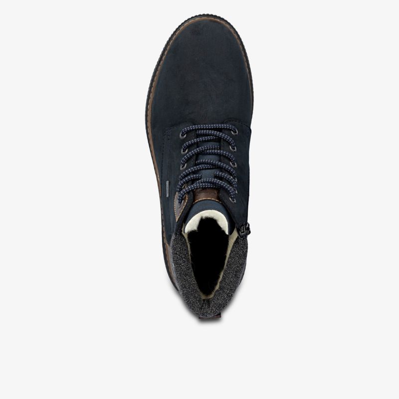 Obere Draufsicht auf klassischen Schnürschuh in schwarzer Farbe mit bequemer Passform