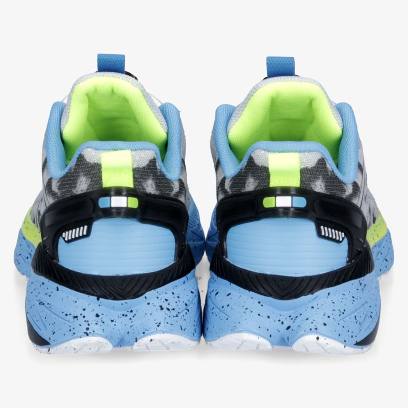 Rückansicht von zwei gepolsterten Sportschuhen mit stabiler Sohle und atmungsaktivem Material in blau und grün