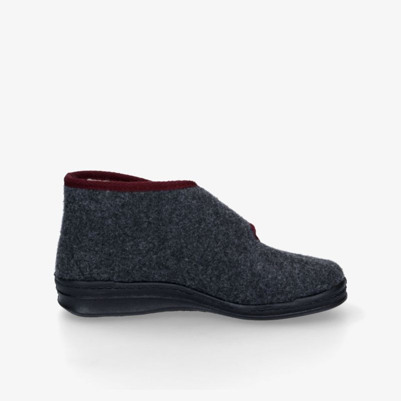 Kuscheliger Filzschuh mit rutschfester Sohle und bequemer Passform. Idealer Begleiter für zuhause.