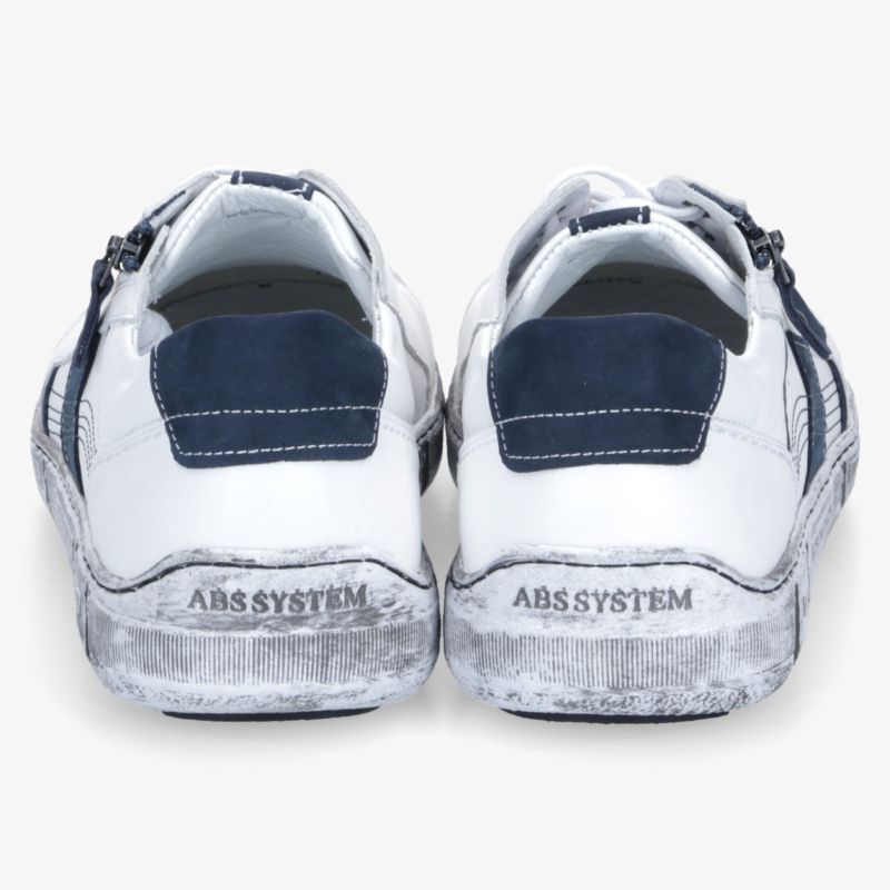 Weißer Sneaker mit navyblauem Fersenbereich und robustem ABS-System, Rückansicht zeigt gepolsterte Ferse und strapazierfähige Sohle.
