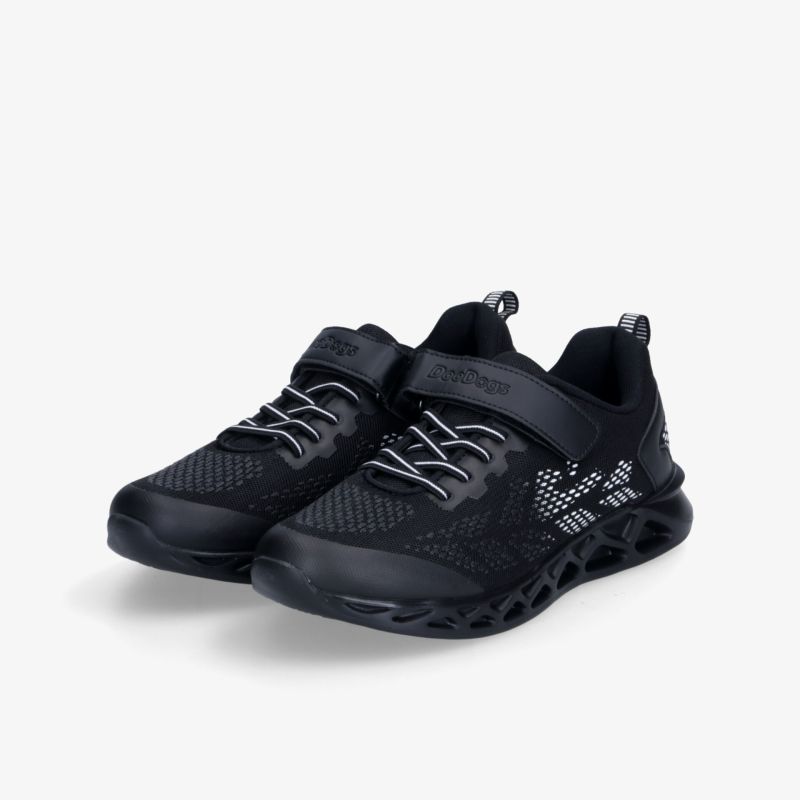 Schwarzer leichter sportlicher Schuh mit elastischer Schnürung und rutschfester Sohle in schräg vorderer Ansicht