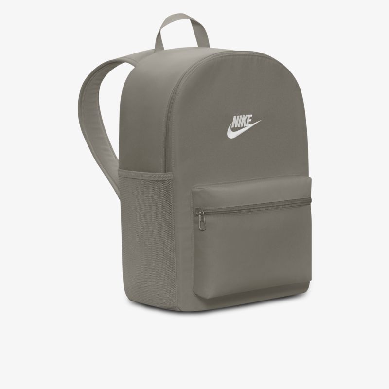 Moderner grauer Rucksack mit Logo und praktischem Frontfach. Perfekt für Alltag und Freizeit.
