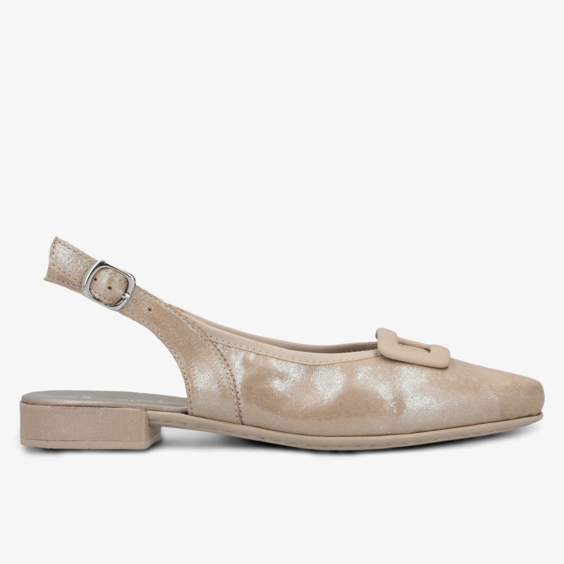 Eleganter bequemer Schuh mit flachem Absatz und modischer Schnalle, klare seitliche Ansicht