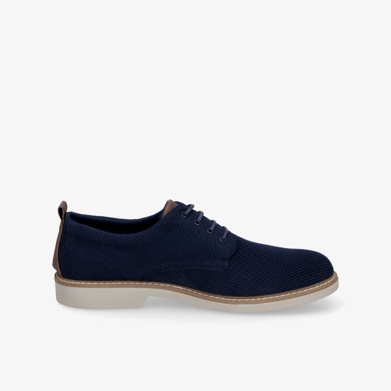 Blauer eleganter Schnürschuh mit atmungsaktivem Material und leichter flexibler Laufsohle in klarer Seitenansicht