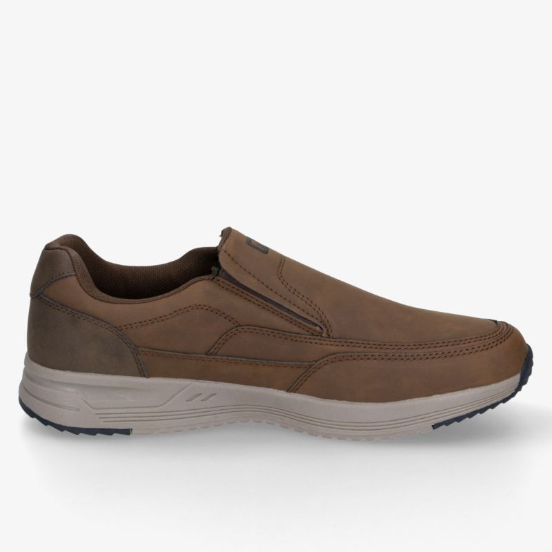 Seitliche Ansicht eines braunen Slip-On Sneakers mit rutschfester Sohle und bequemem, flexiblem Design