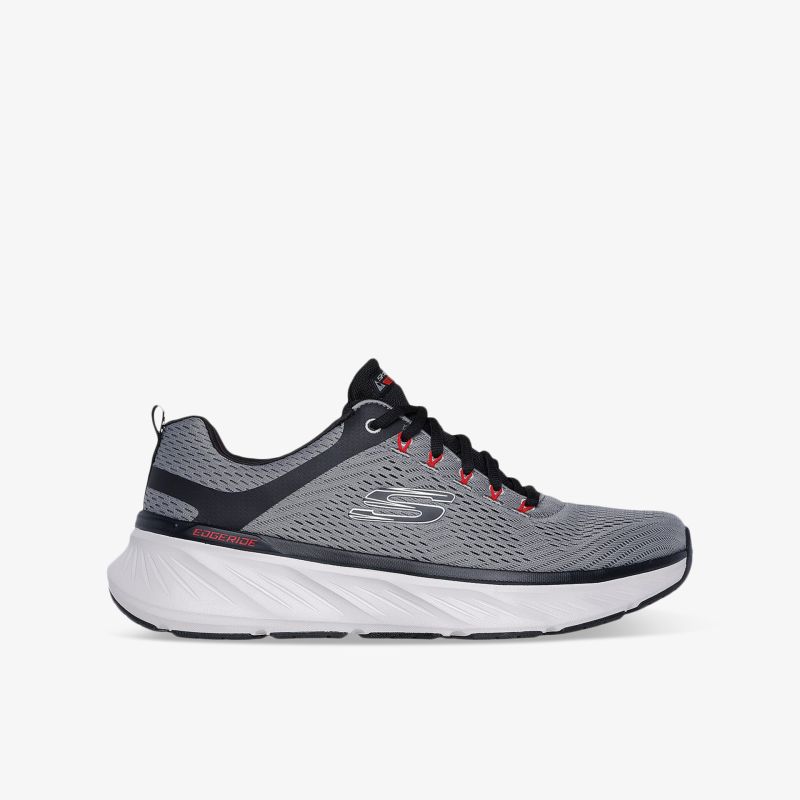Leichter grauer Sportschuh mit atmungsaktivem Mesh-Material und stoßdämpfender Sohle, seitliche Ansicht