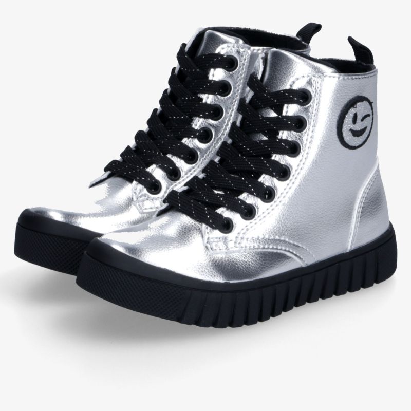 Silberne Sneaker Boots mit robustem Sohlenrand, bequemen schwarzen Schnürsenkeln und modischem Design als Paar