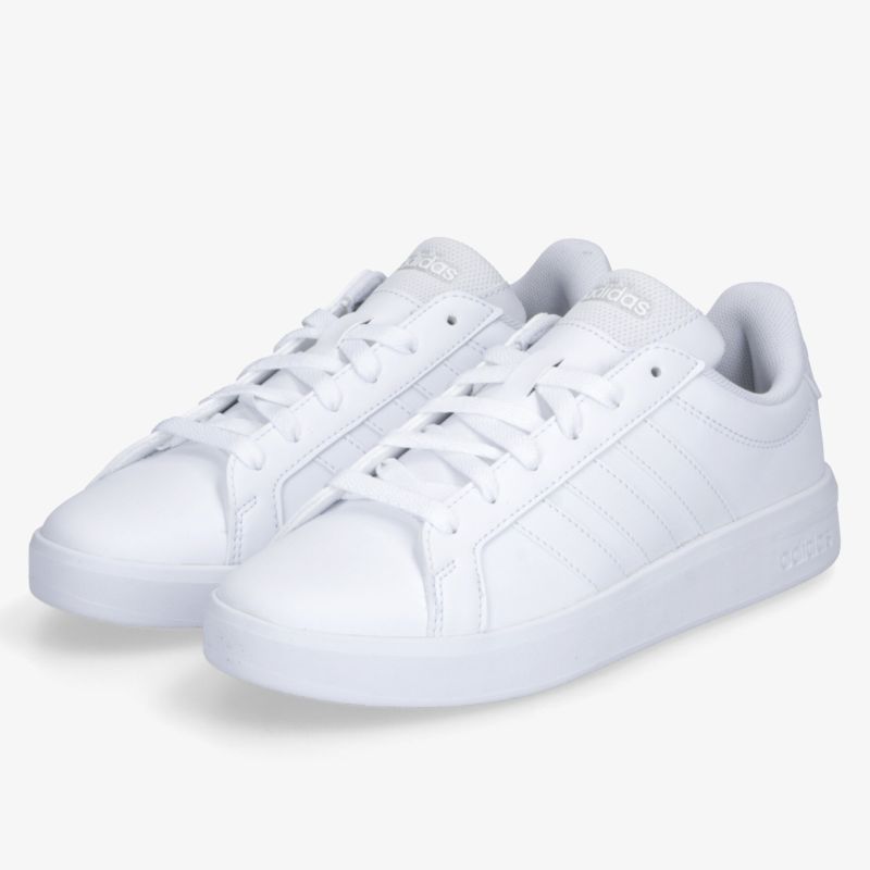 Weißes Sneaker-Paar in schräger Vorderansicht mit moderner Optik und komfortabler Passform auf weißem Hintergrund
