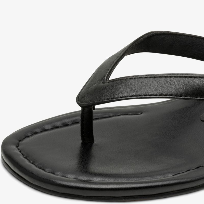 Schwarzer Ledersandale mit dünner Sohle und bequemer Naht, perfekter minimalistischer Sommerschuh