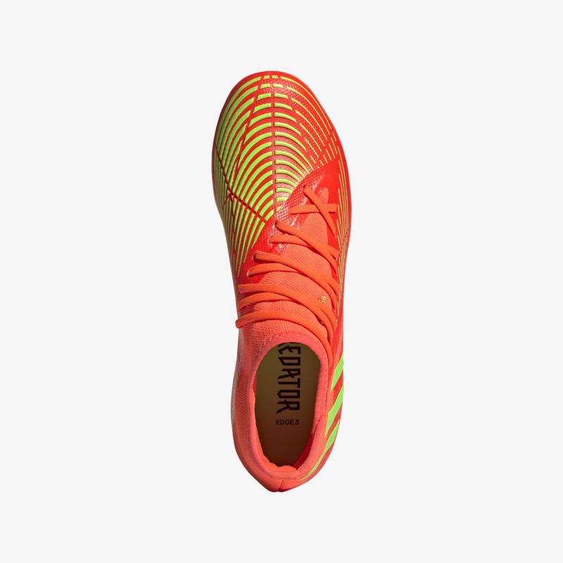 Leuchtender Fußballschuh mit dynamischem Muster für optimalen Grip und Stabilität auf dem Spielfeld.