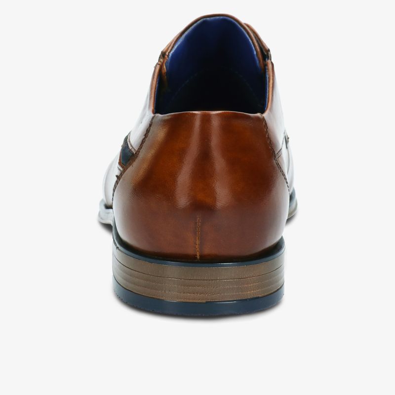 Eleganter brauner Lederschuh in Rückansicht mit glatter Oberfläche und hochwertiger Verarbeitung
