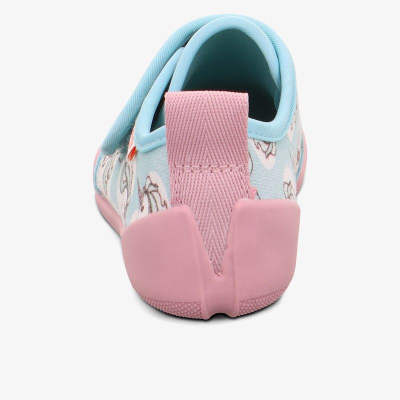 Rückansicht eines Kinderschuhs mit pastellblauer Innenseite, rosa Verstärkung und niedlichem Einhornmuster