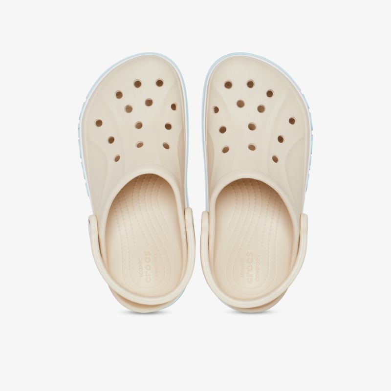 Beige Crocs Paar mit Belüftungslöchern, leicht, bequem und strapazierfähig für vielseitigen Einsatz
