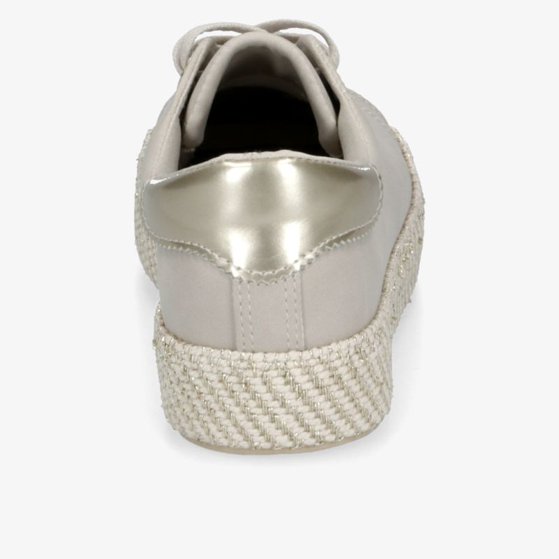 Moderner Sneaker in Beige mit glänzendem goldenen Detail und robuster, strukturierter Sohle.