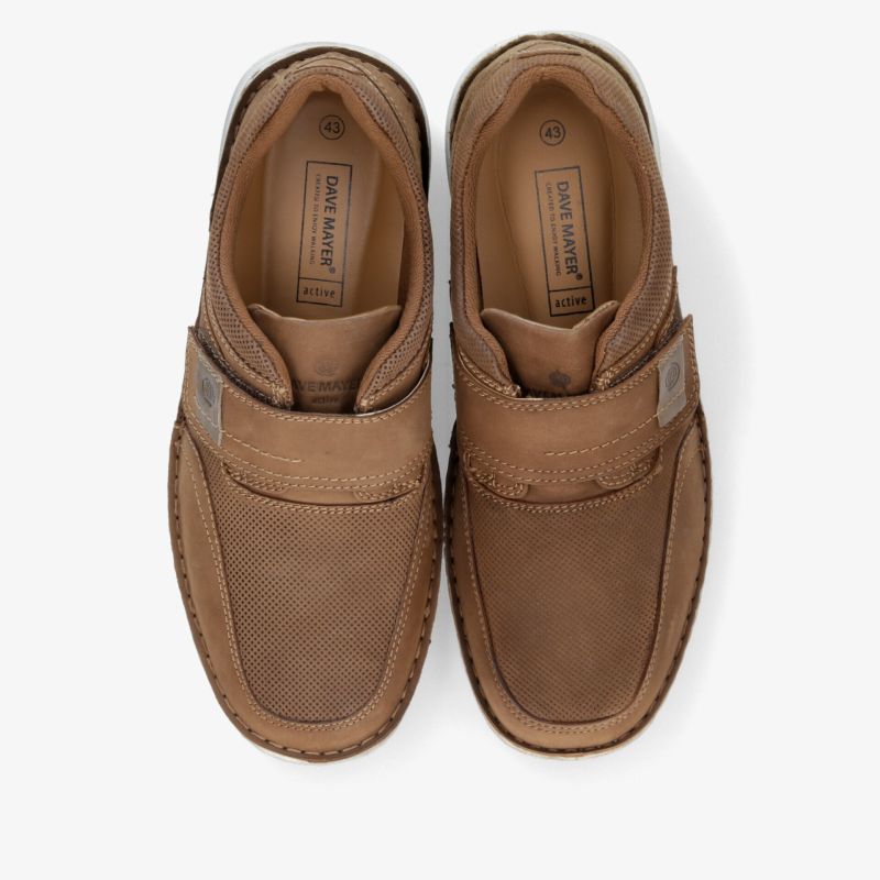 Braunes Schuhpaar in Draufsicht, bequem und hochwertig mit rutschfester Sohle und modernem Design