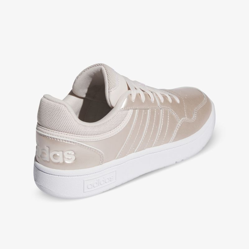 Beiger Sneaker mit sportlichem Design und bequemer Passform, seitlich hinten aufgenommen