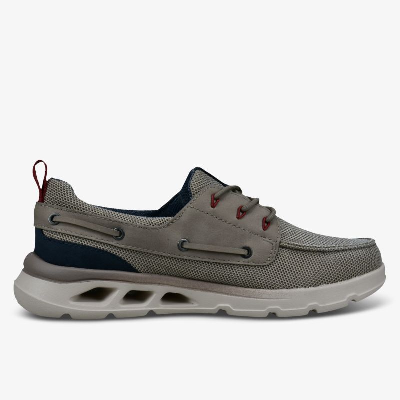 Sportlicher Schuh mit atmungsaktivem Obermaterial und bequemer Sohle für hohen Tragekomfort.