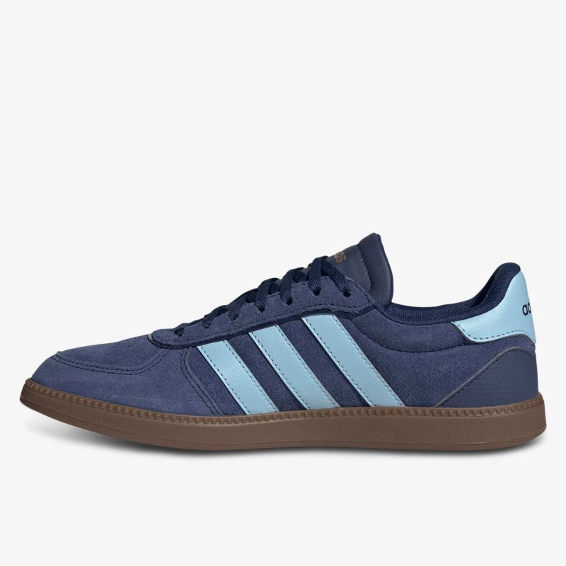 Seitliche Ansicht eines klassischen Sneakers mit langlebiger Sohle und hochwertigem Material